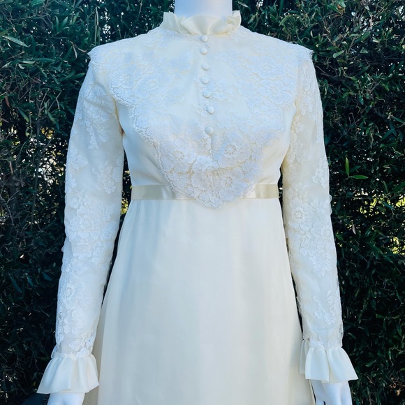 Vintage Exquisite Wedding Gown and Veil - Picture 3 of 10